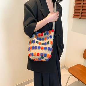 코코린느 니트소재 컬러풀 문양 베이지색 크로스백